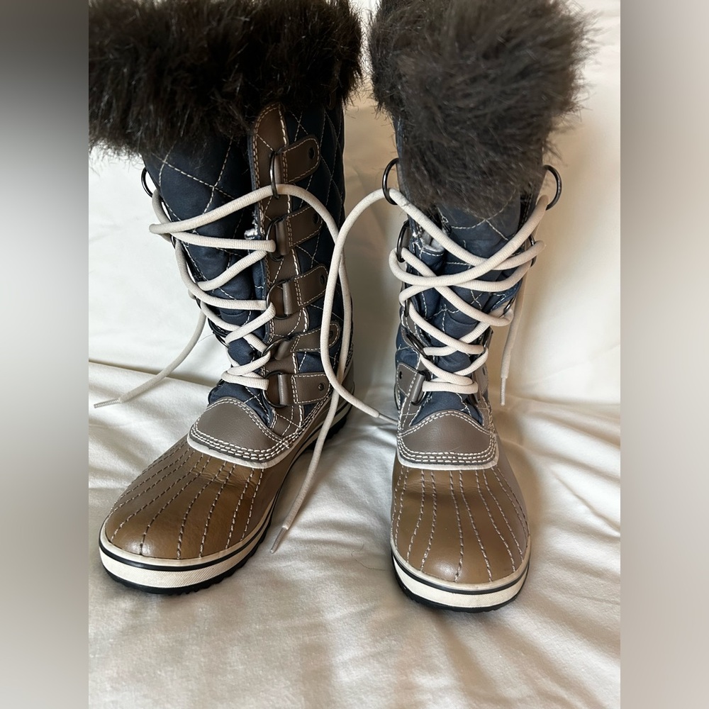 Sorel Tofino blue and khaki snow boots with faux fur